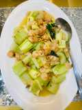 Tumis timun lalapan dan udang kecil