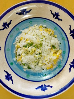 Una foto de Arroz con Huevo revuelto y Cilantro