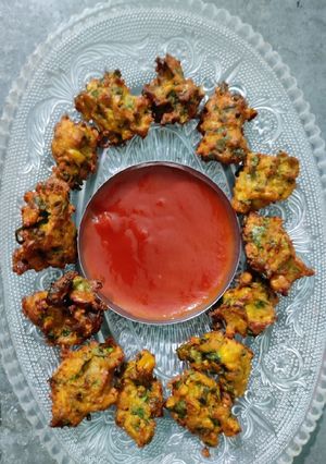 મકાઈ પાલક ના પકોડા (Makai Palak Pakora Recipe In Gujarati) રેસીપી મુખ્ય ફોટો