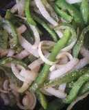Pimientos con cebolla salteados