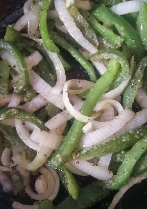 Una foto de Pimientos con cebolla salteados