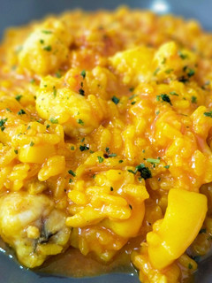 Una foto de Arroz meloso de rape y sepia con fumet de rape y alga fucus