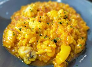 Una foto de Arroz meloso de rape y sepia con fumet de rape y alga fucus