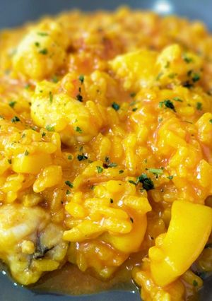 Una foto de Arroz meloso de rape y sepia con fumet de rape y alga fucus