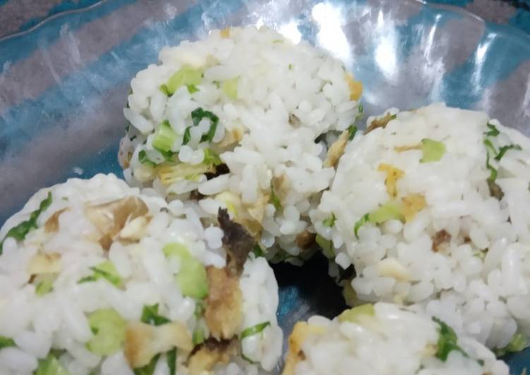 Langkah Mudah untuk Menyiapkan Nasi kepal(onigiri) khas Indonesia yang Enak Banget