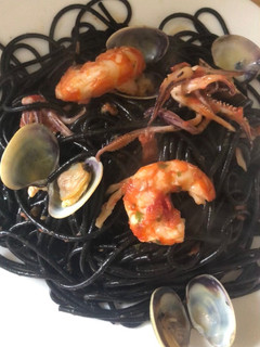 Una foto de Spaghetti nero di sepia al frutti di mare