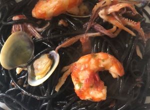 Una foto de Spaghetti nero di sepia al frutti di mare