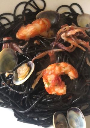 Una foto de Spaghetti nero di sepia al frutti di mare