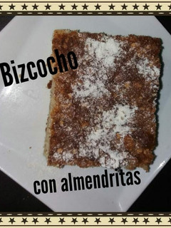 Una foto de Bizcocho de Magdalena con almendritas