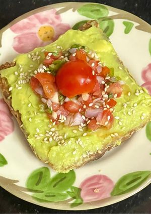 A picture of Restaurant Style Avocado 🥑 Toast With Salsa.