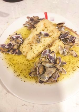 Una foto de Merluza con coquinas