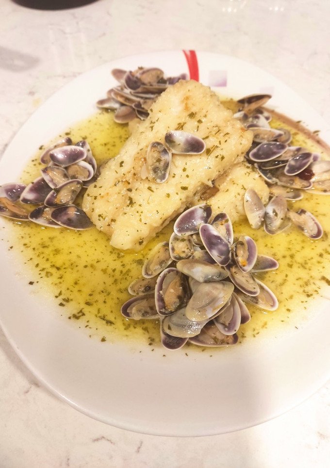 Una foto de Merluza con coquinas