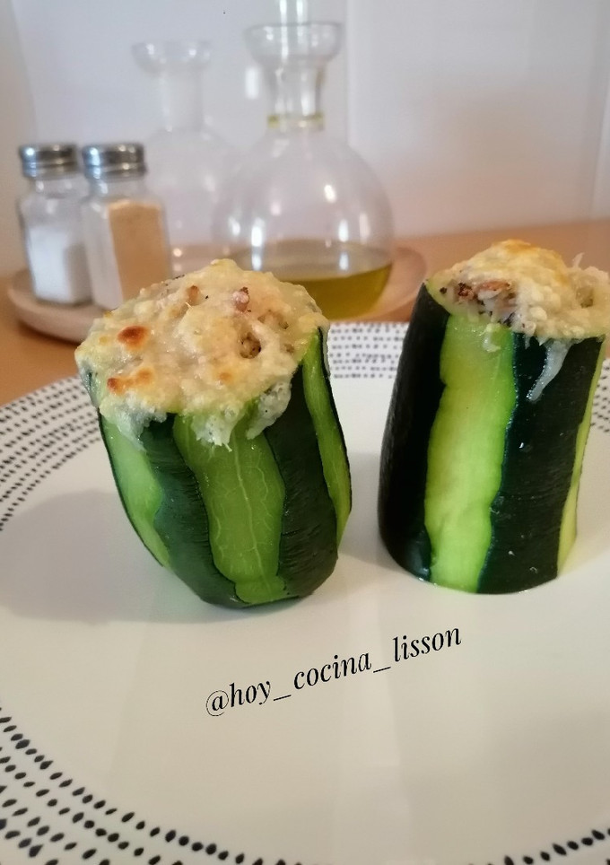 Una foto de Calabacín relleno con pollo y champiñones