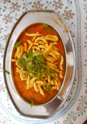 ગલકા ગાંઠિયા નું શાક (Galka Ganthiya Shak Recipe In Gujarati) રેસીપી મુખ્ય ફોટો