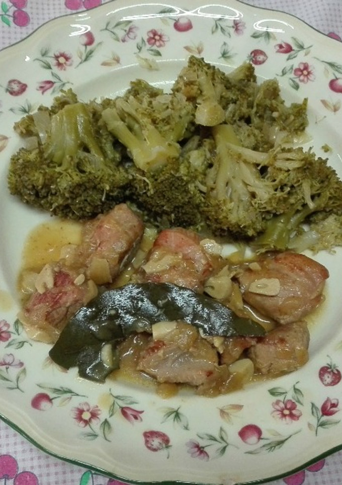 Una foto de Pavo en salsa con brócoli encebollado. Receta hipocalórica