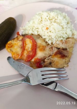 Csirkemellszelet sonkával, paradicsommal, sajttal sütve recept fotója