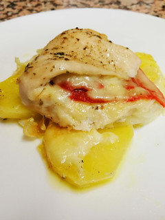 Una foto de Libritos de pechuga de pollo con queso y pimientos del piquillo
