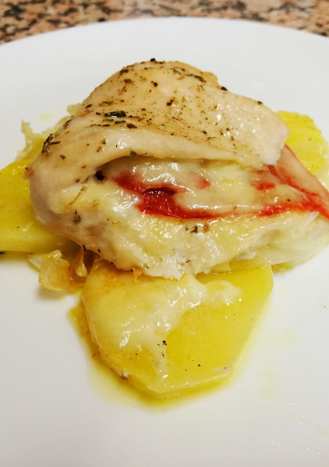 Una foto de Libritos de pechuga de pollo con queso y pimientos del piquillo