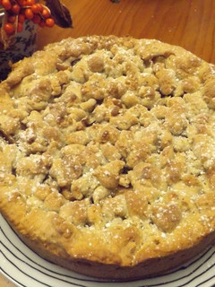 Una foto de Tarta invernal de manzana con avellanas y nueces