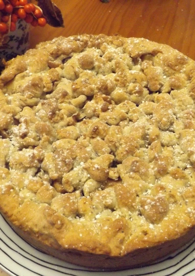 Una foto de Tarta invernal de manzana con avellanas y nueces