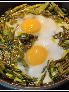 Una foto de Espárragos fritos con huevo