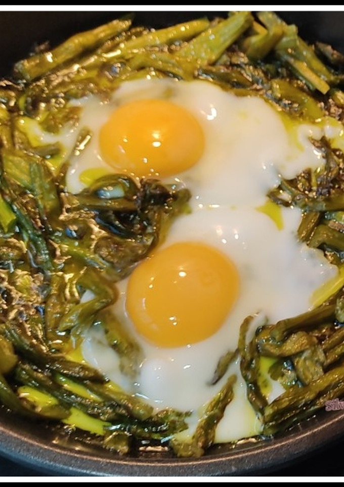 Una foto de Espárragos fritos con huevo