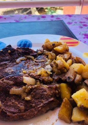 Una foto de Bifes a la cacerola con papas y champiñón