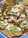 Nachos con crema o dip de aguacate