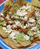 Nachos con crema o dip de aguacate