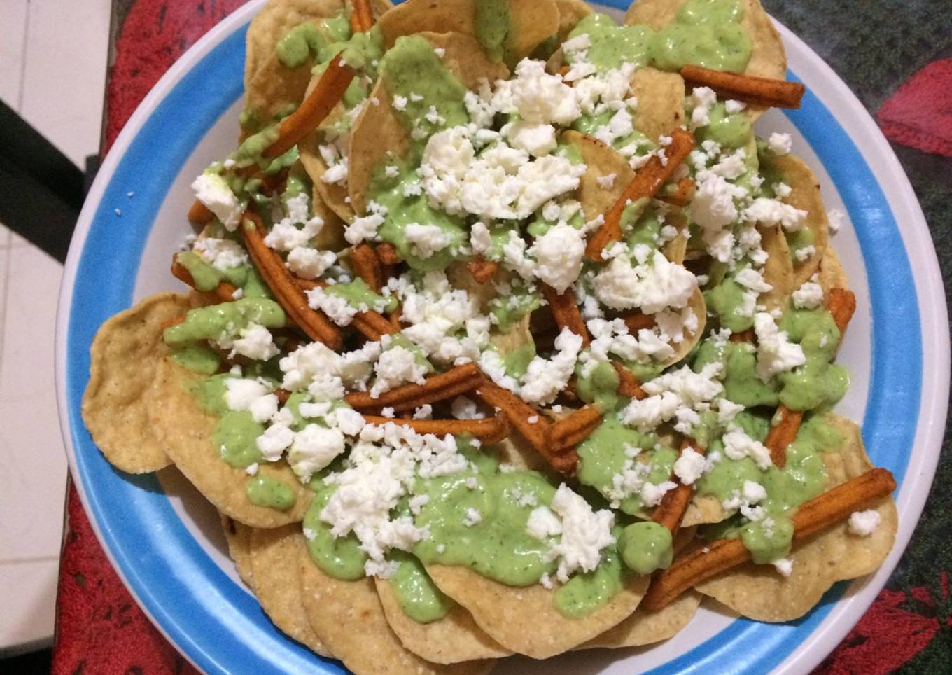 Nachos con crema o dip de aguacate