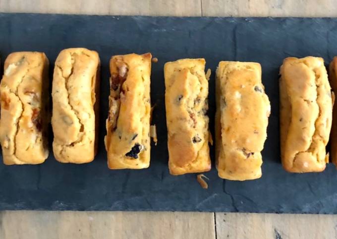 Cake aux olives, fromage de chèvre et tomates confites