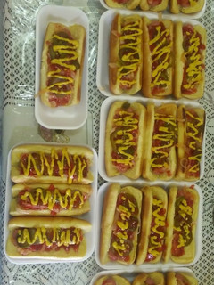 Una foto de Hot-Dogs con su verdura frita