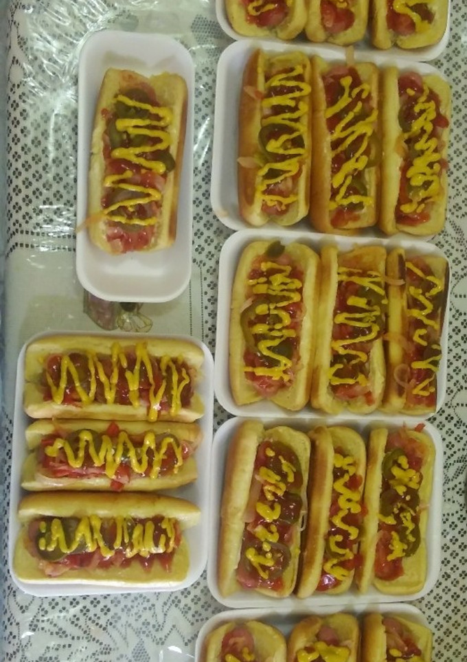 Una foto de Hot-Dogs con su verdura frita
