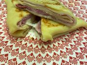 Una foto di crepes salate