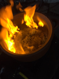 Una foto de Pollo al coñac con papas fritas