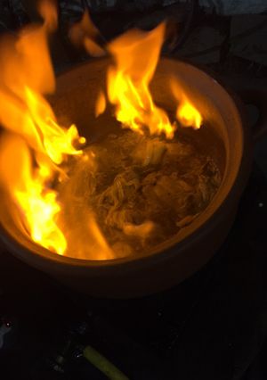 Una foto de Pollo al coñac con papas fritas