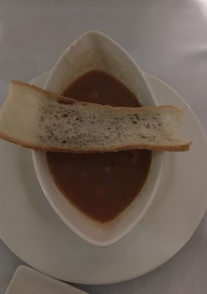 Una foto de Bullabessa de marisco 🦐 con crujiente de pan 🥖a mi manera