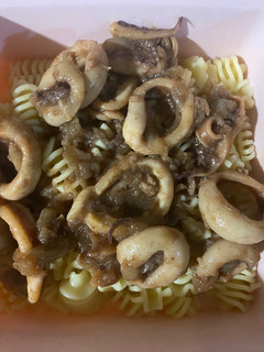 Una foto de Radiatore con calamar encebollado