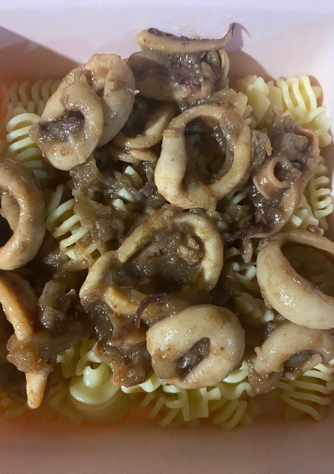 Una foto de Radiatore con calamar encebollado