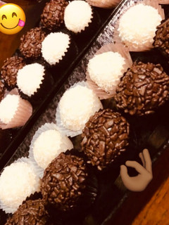 Una foto de Brigadeiro de Chocolate y Brigadeiro Chocolate Blanco!!! (Brasil)