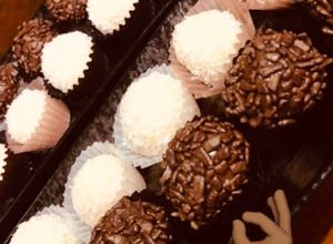 Una foto de Brigadeiro de Chocolate y Brigadeiro Chocolate Blanco!!! (Brasil)