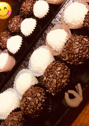 Una foto de Brigadeiro de Chocolate y Brigadeiro Chocolate Blanco!!! (Brasil)