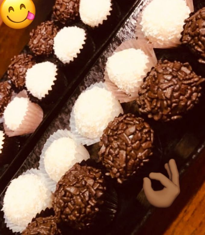 Una foto de Brigadeiro de Chocolate y Brigadeiro Chocolate Blanco!!! (Brasil)