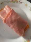 Rollo de jamón cocido y hummus