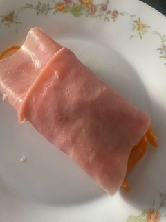 Una foto de Rollo de jamón cocido y hummus