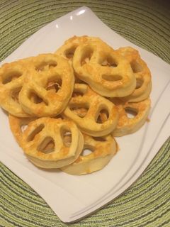 Omlós sajtos perec recept fotója