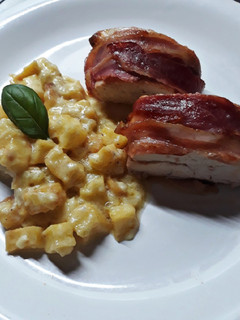 Una foto de Pechuga envuelta en panceta con papas a la crema
