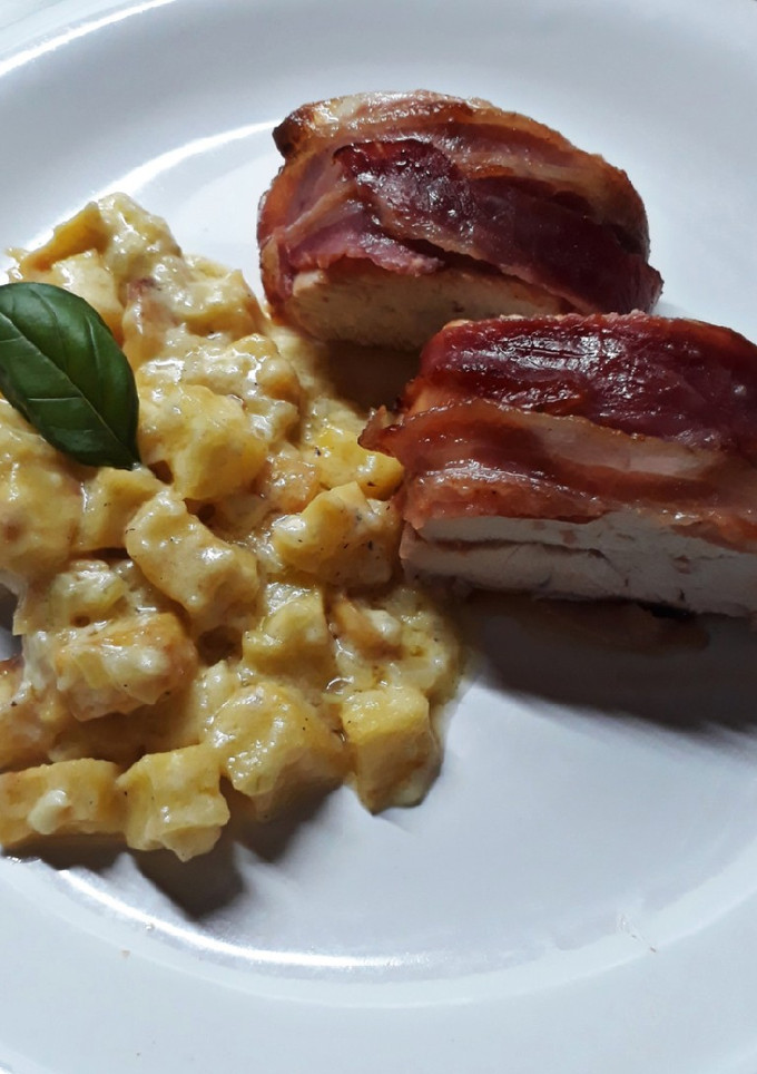 Una foto de Pechuga envuelta en panceta con papas a la crema
