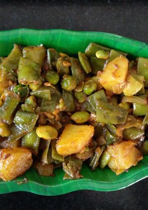 A picture of Sem allu matar ki sabji.