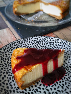 Foto principal de Tarta de queso Camembert con coulis de frambuesas y arándanos